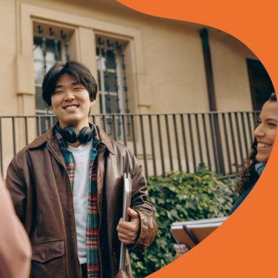 photo de jeunes qui discutent entre eux en souriant
