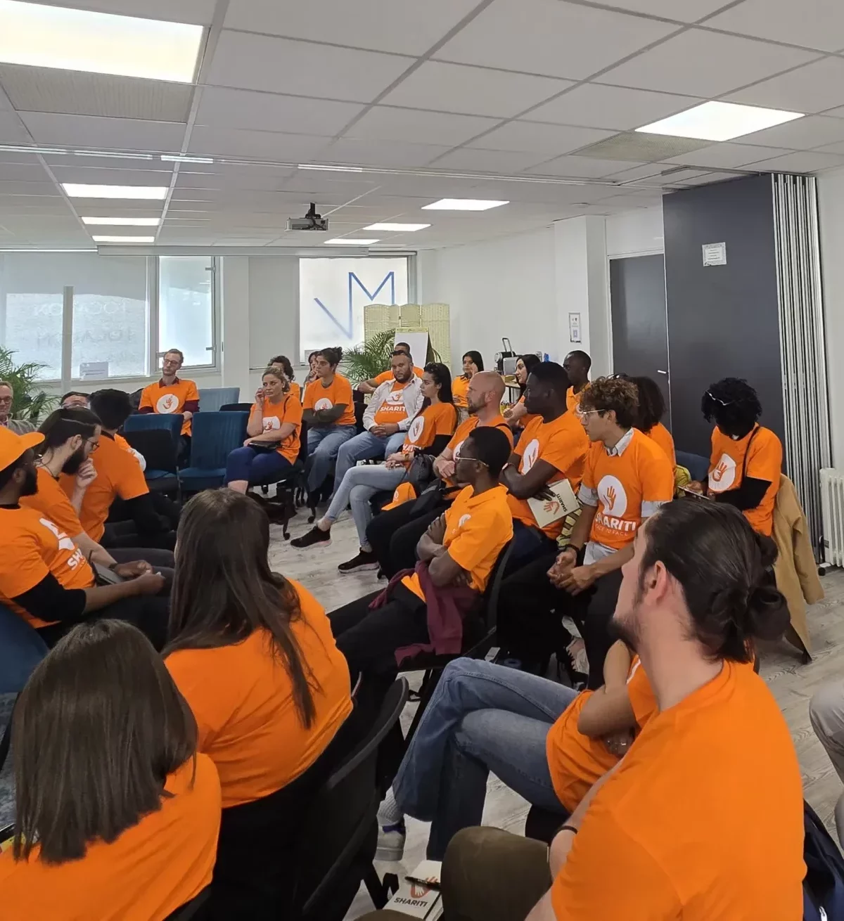 réunion d'une vingtaine de personnes chez Shariti