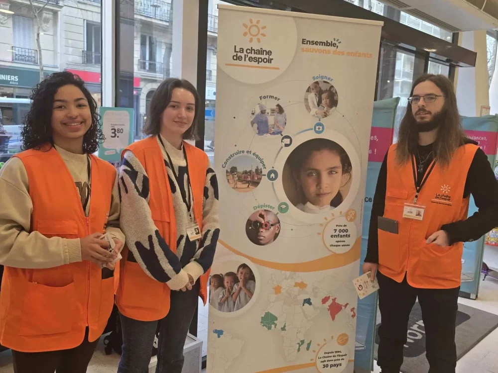 photo de recruteurs dans un stand à l'intérieur d'un supermarché