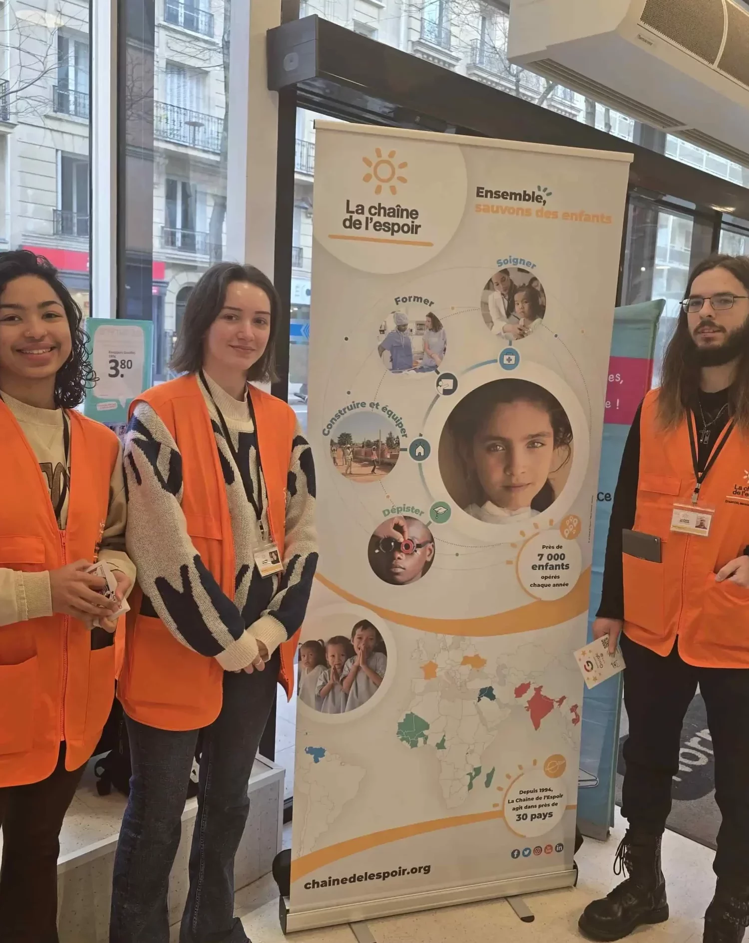 photo de recruteurs dans un stand à l'intérieur d'un supermarché